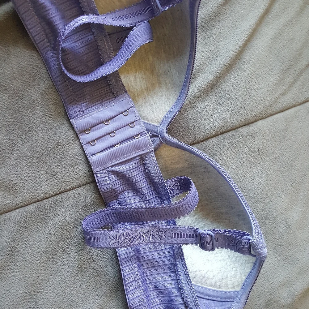 Purple‎ adjustable bra